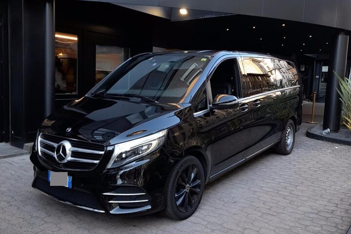 sebuah kereta hitam berhenti di hadapan sebuah bangunan