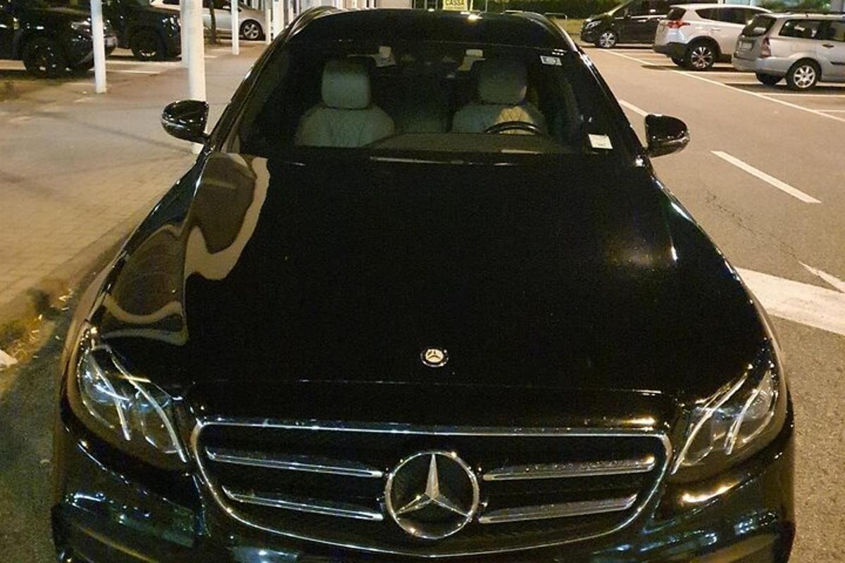 um carro Mercedes Benz estacionado em um estacionamento