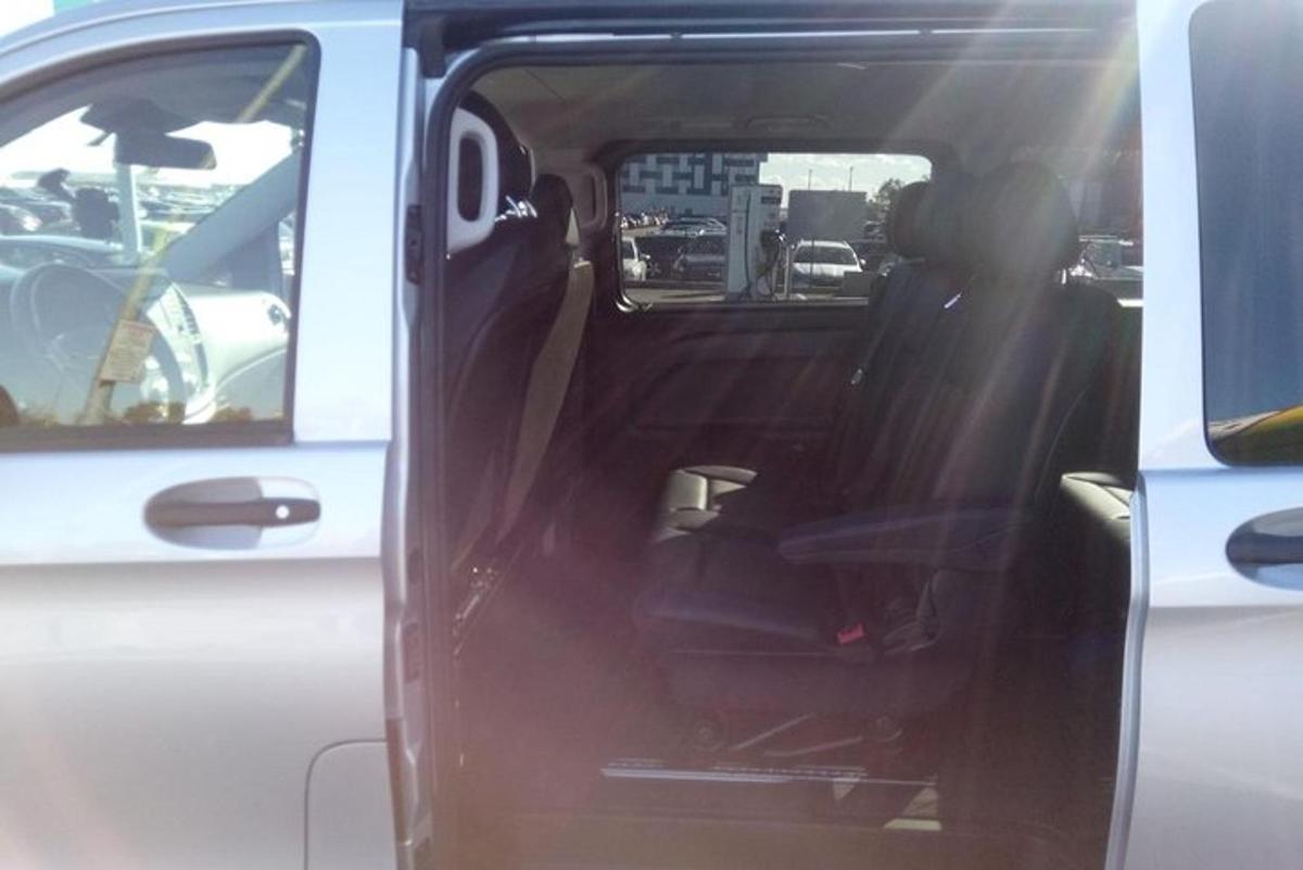 una puerta trasera abierta de una camioneta blanca