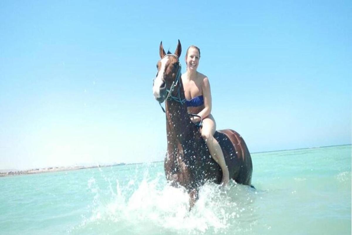 una donna a cavallo nell'oceano