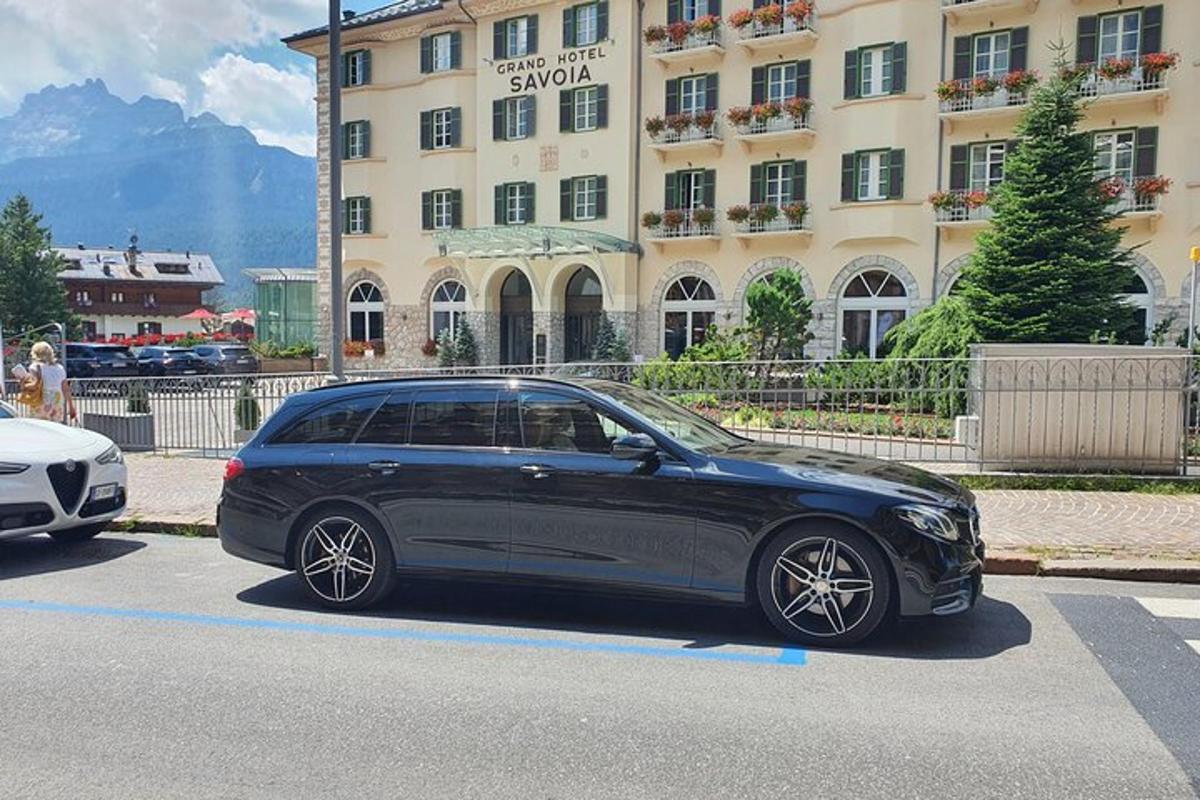 Un coche negro aparcado delante de un edificio