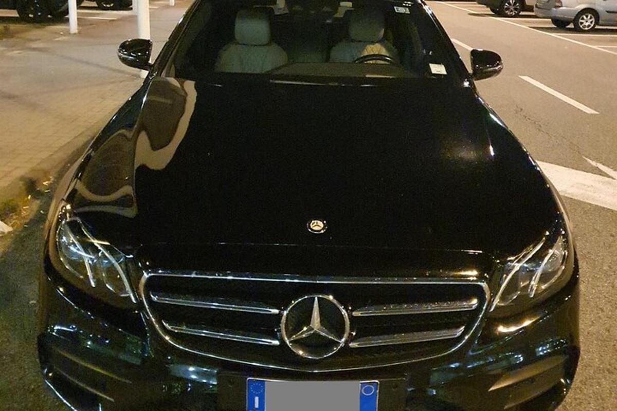 samochód marki mercedes benz zaparkowany na parkingu
