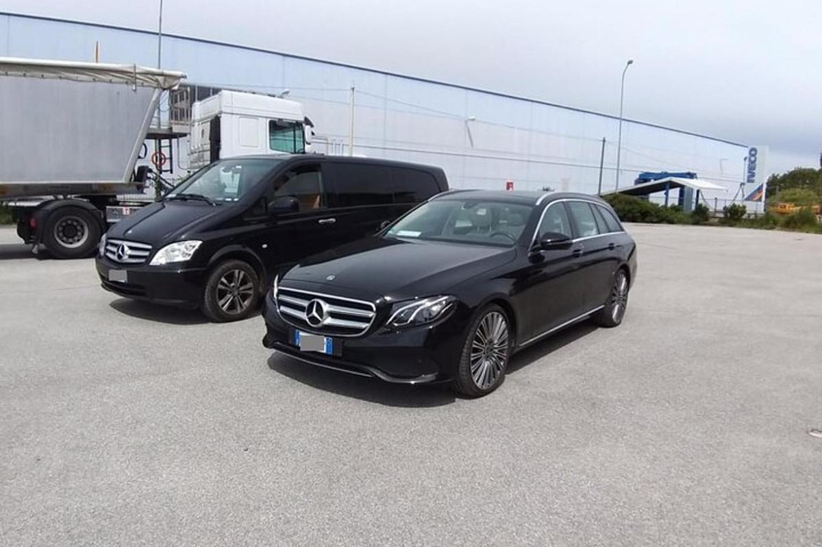 du automobiliai, pastatyti vienas šalia kito automobilių stovėjimo aikštelėje