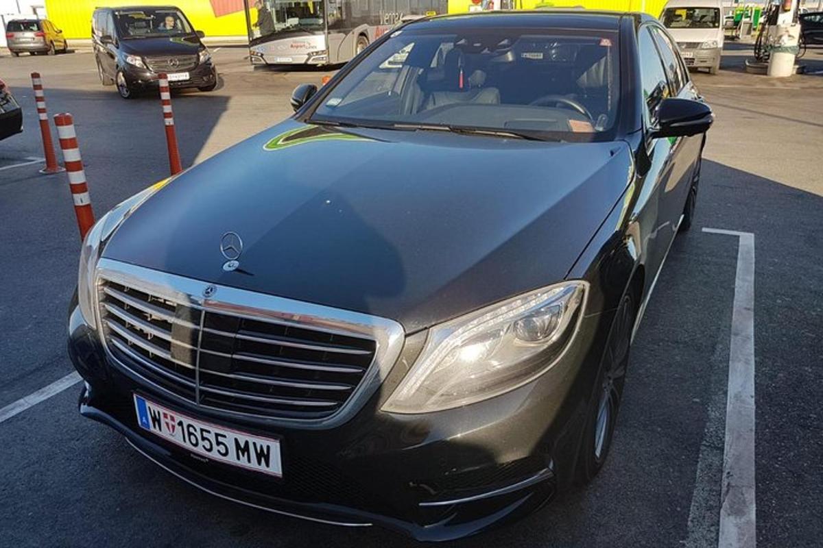 sebuah kereta hitam diletakkan di tempat letak kereta