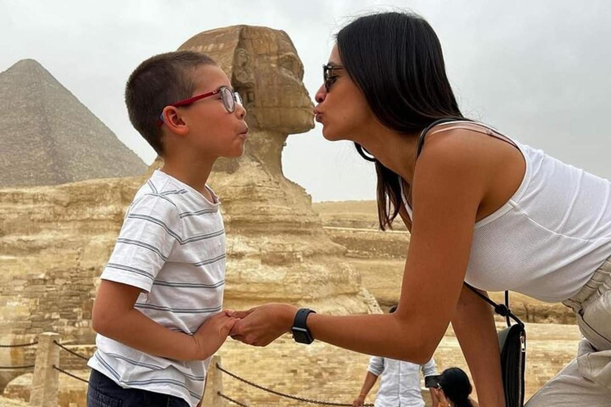 žena a mladý chlapec se dívají na pyramidy