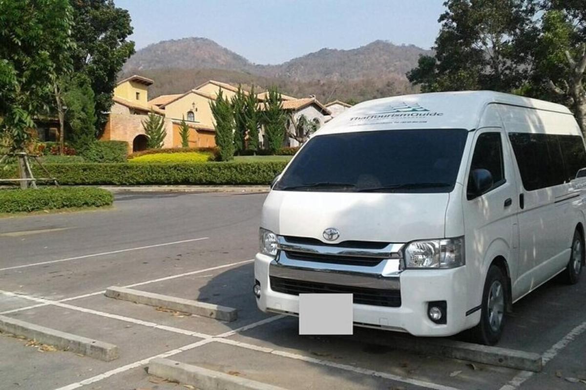 un furgone bianco parcheggiato in un parcheggio