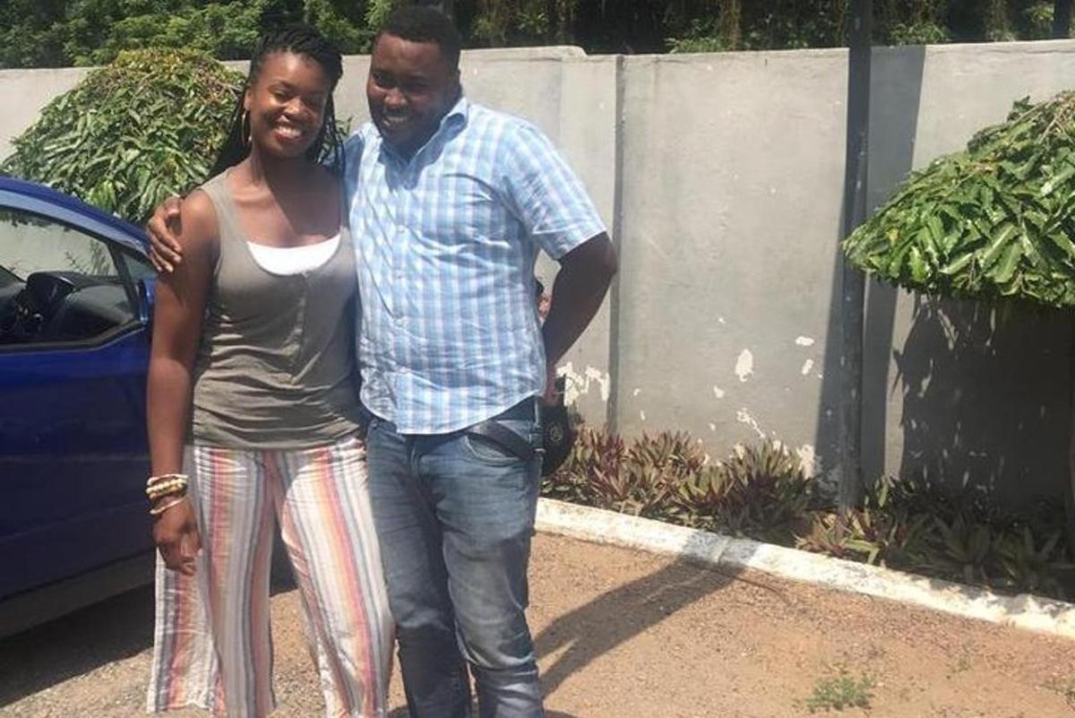 un uomo e una donna in piedi accanto a un'auto