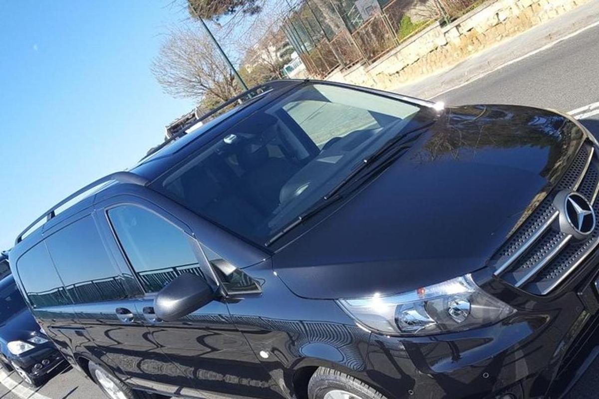 must auto pargitud tänava äärde