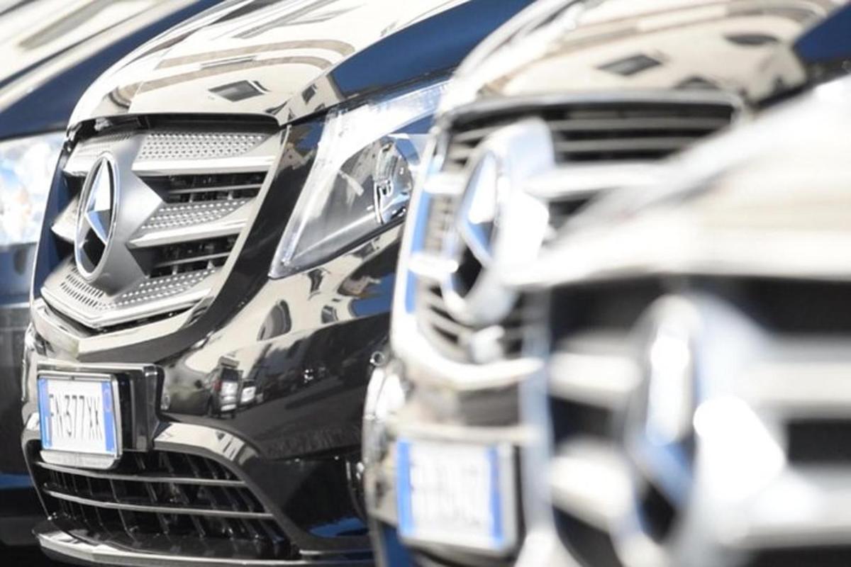 kaks kõrvuti parkinud veoautot