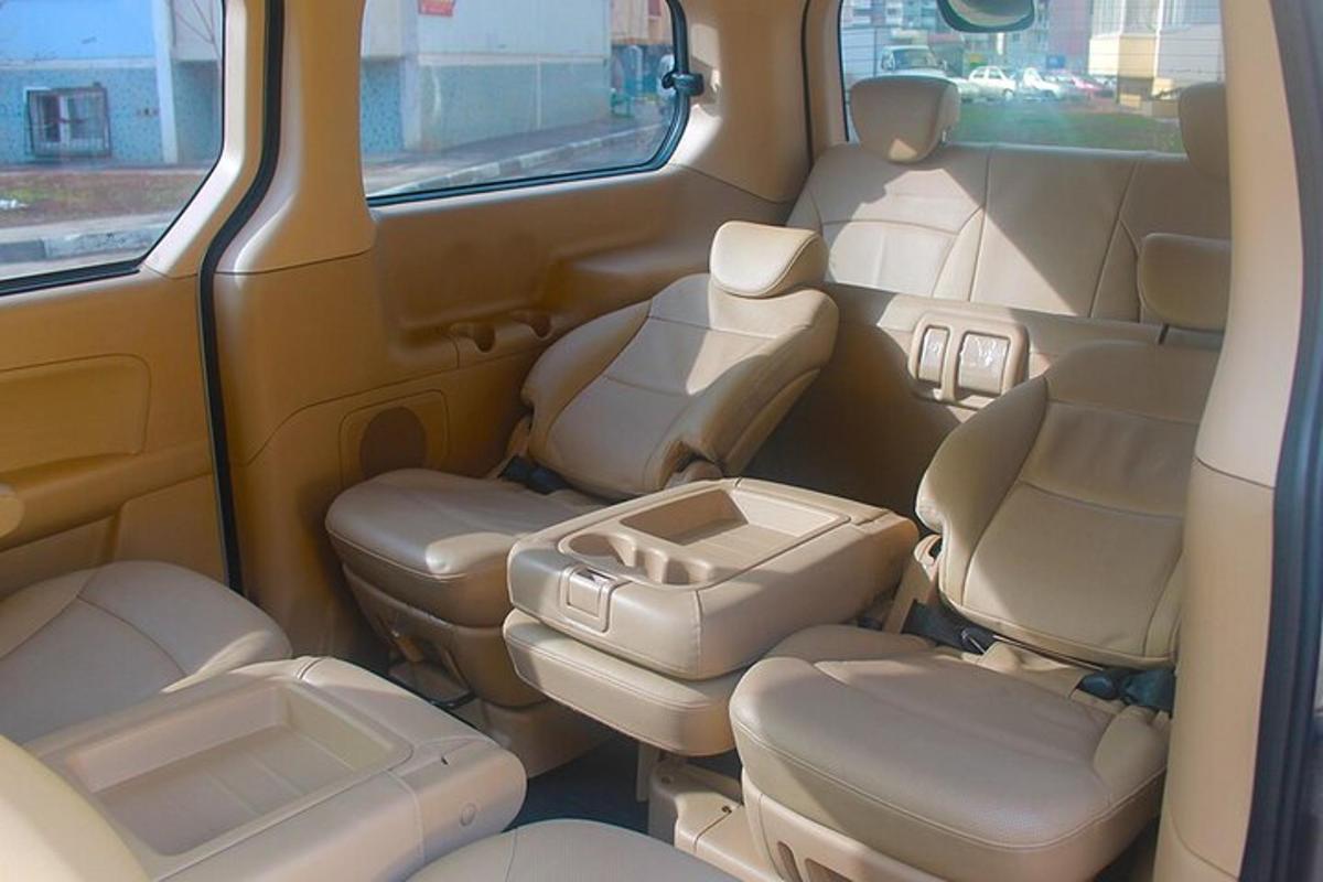 Útsýni yfir innanrými limousínu með sætum