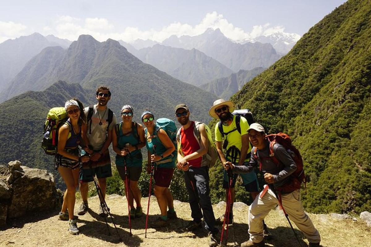 un gruppo di persone in piedi sulla cima di una montagna