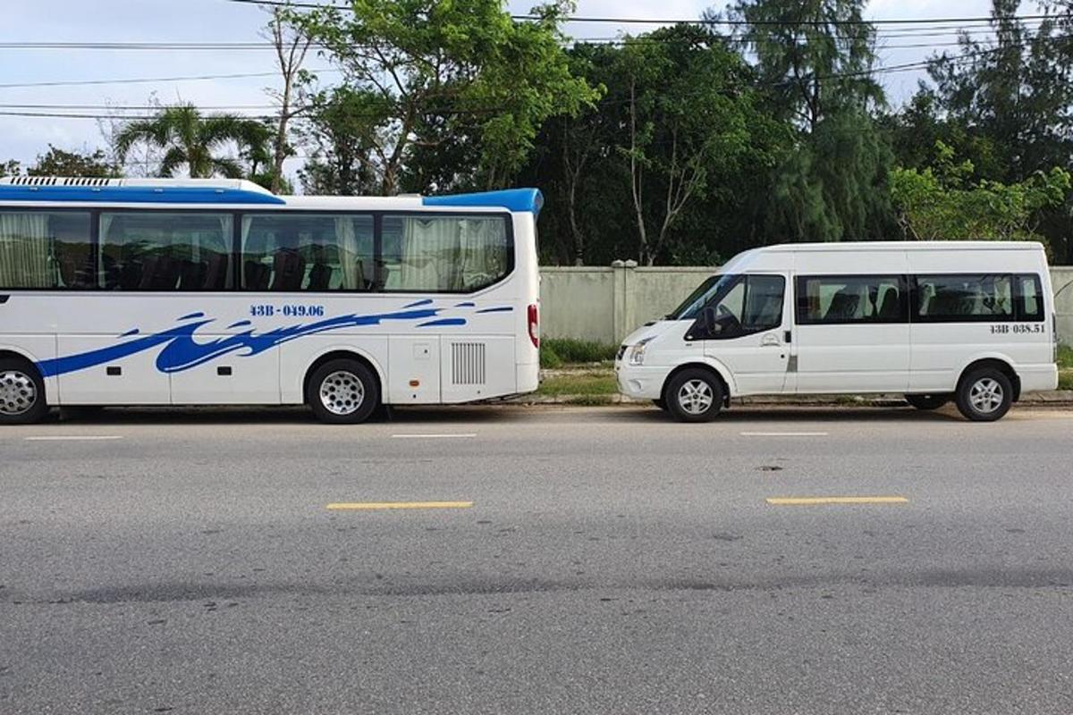 dva bílé autobusy zaparkované vedle sebe na ulici