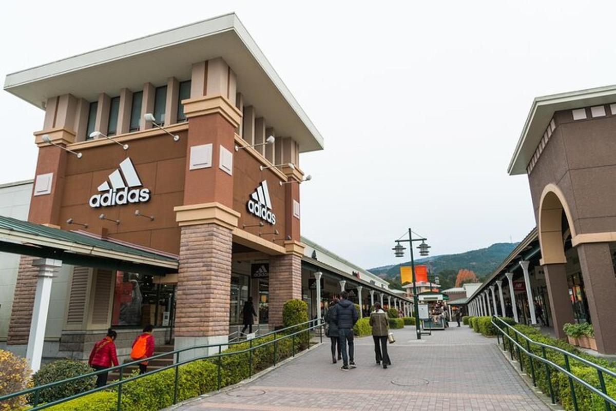 一群人在建筑物前行走