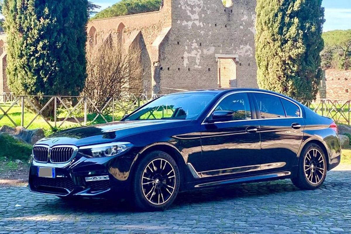 Modré BMW zaparkované před hradem