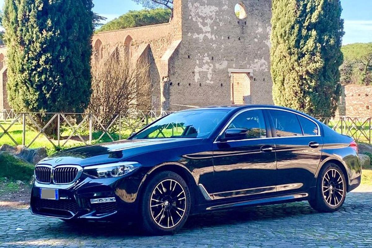 sebuah kereta bmw biru berhenti di hadapan sebuah istana