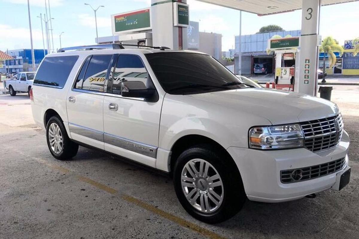 bílé SUV zaparkované u čerpací stanice