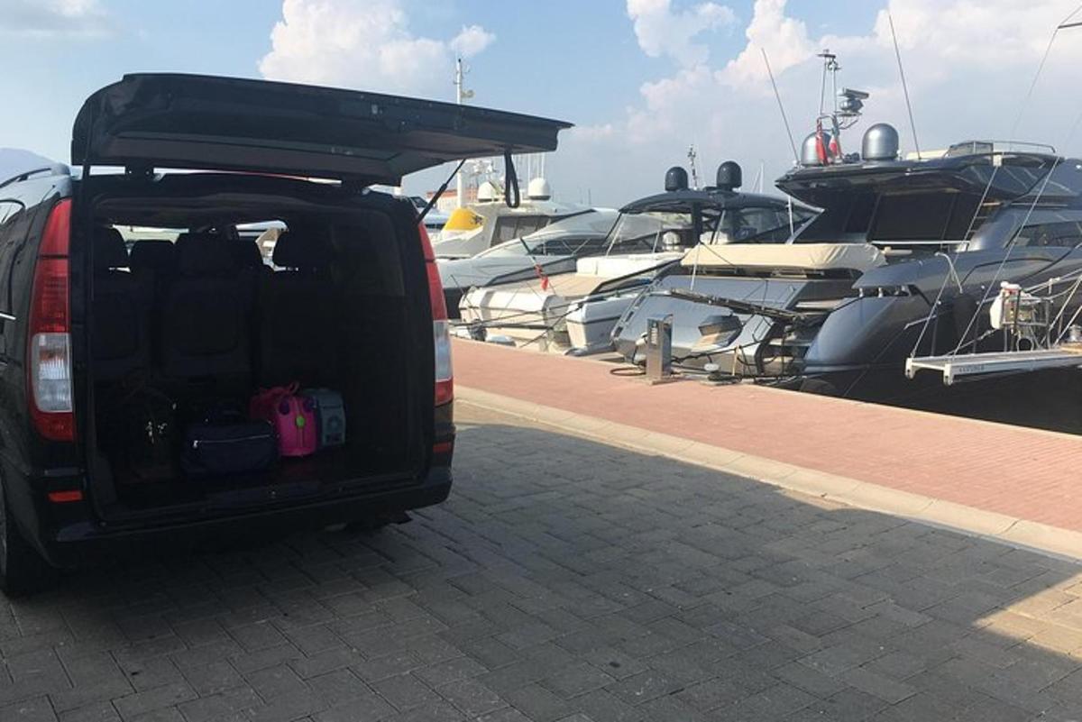 en SUV med åpent bagasjerom parkert ved siden av båter