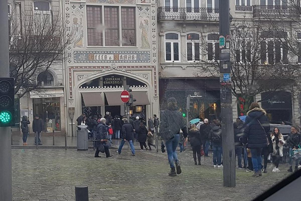 skupina lidí jdoucích po městské ulici