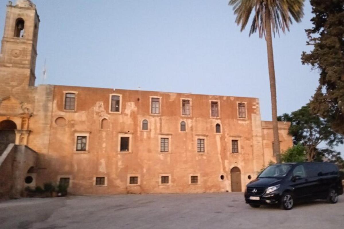 palmipuuga hoone ees pargitud auto