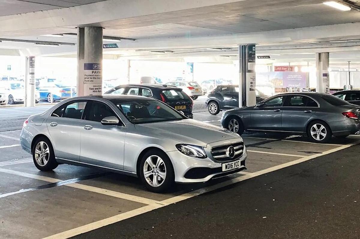 strieborné auto zaparkované na parkovisku