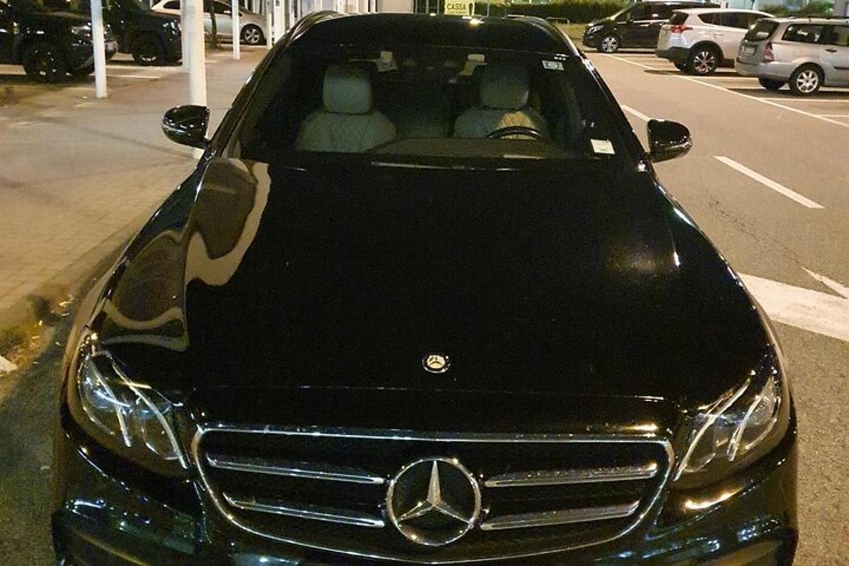 auto Mercedes Benz zaparkované na parkovišti