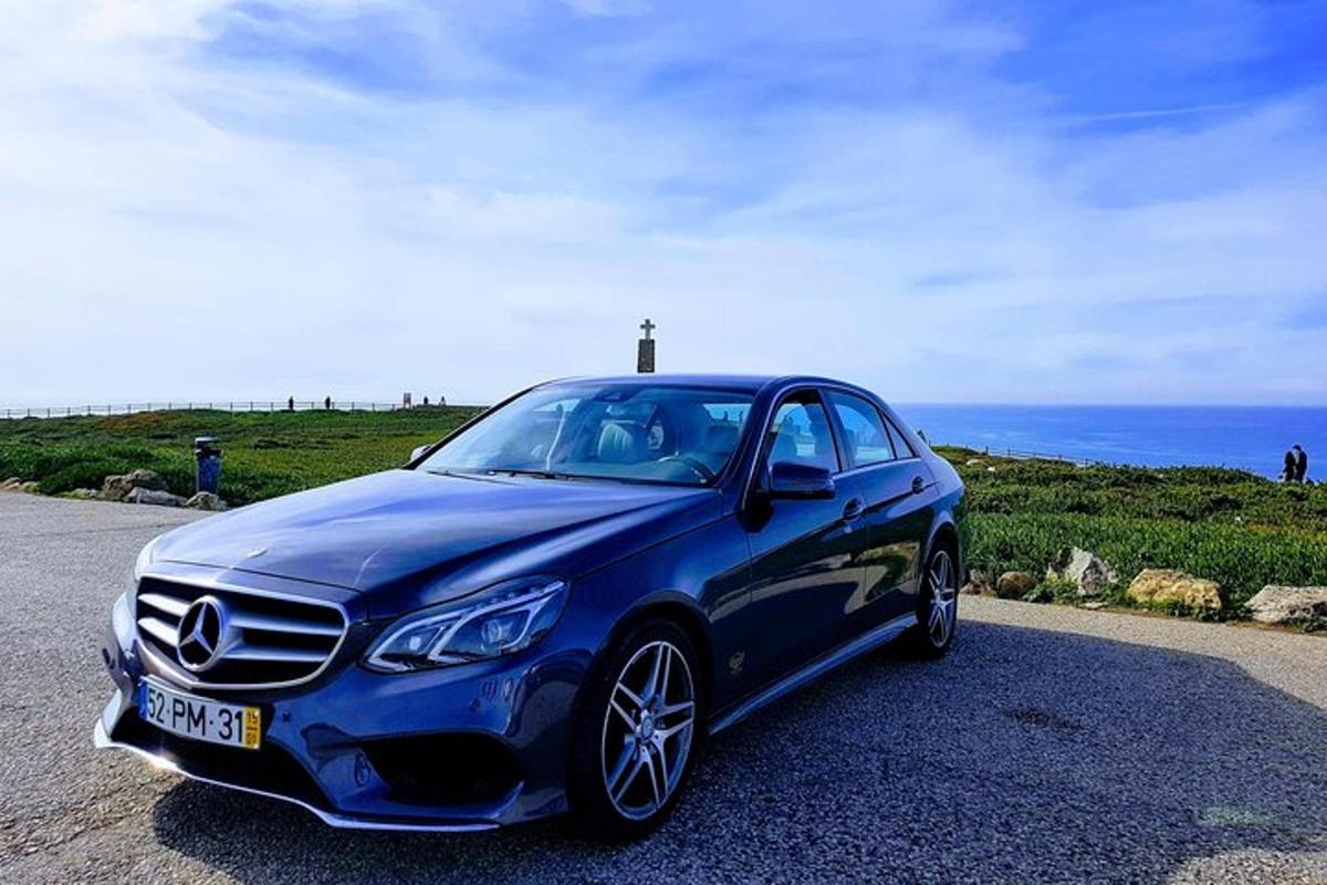 modré auto zaparkované na silnici poblíž oceánu