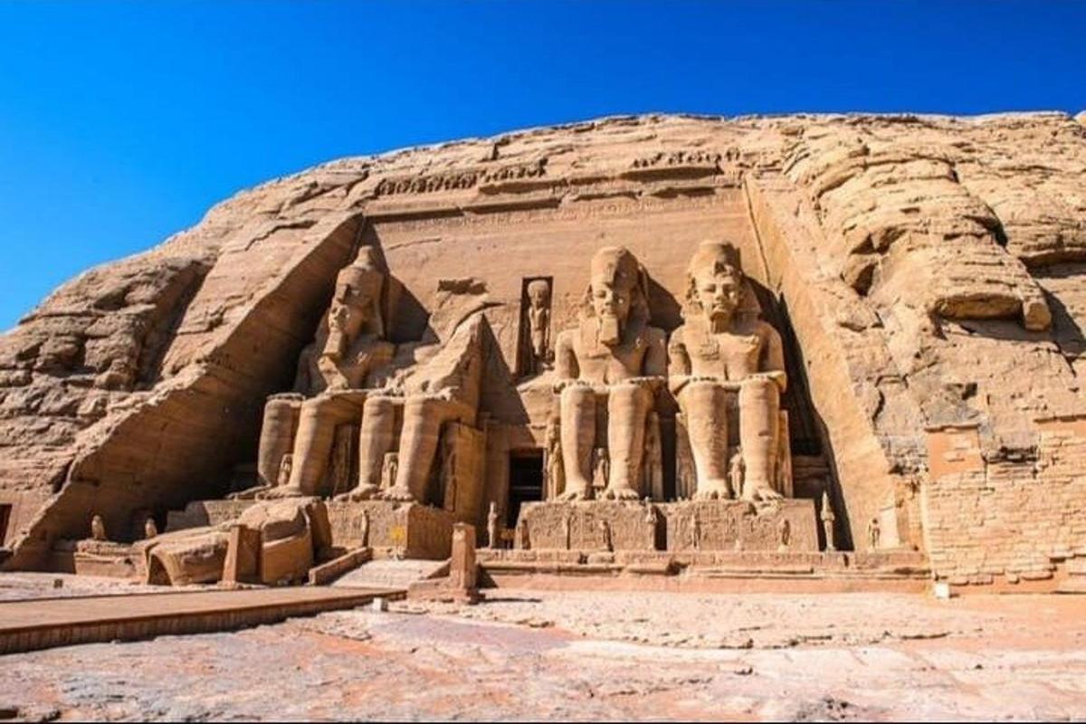 an ancient building in the desert on a clear day