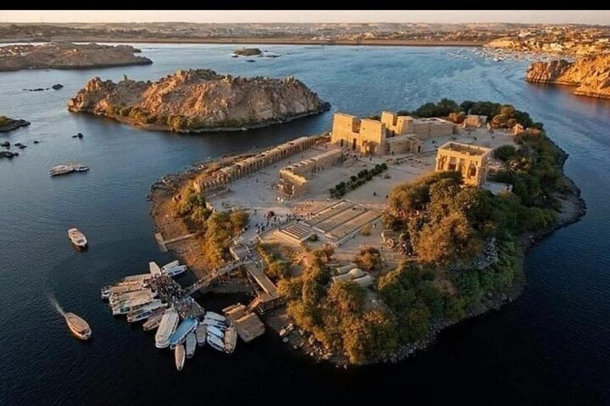 eine Insel in einem Gewässer mit Booten darin