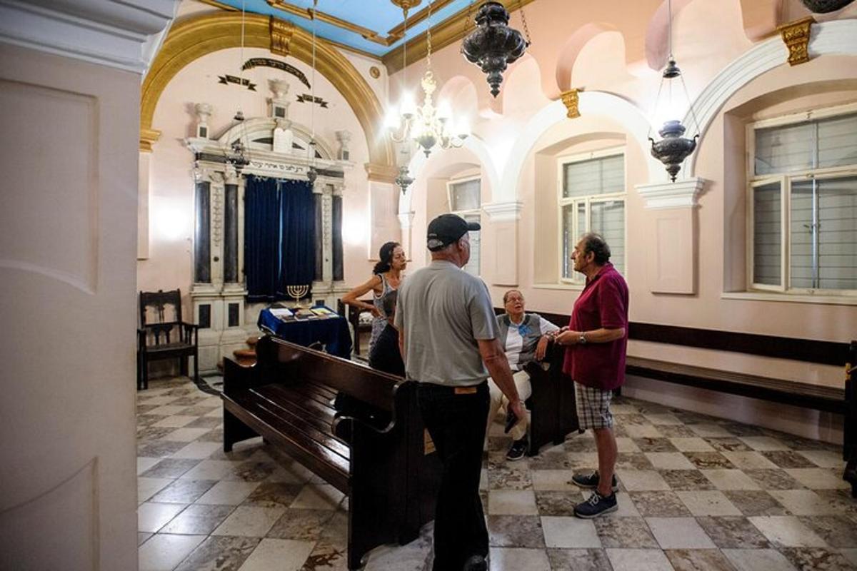 skupina lidí stojících v místnosti s klavírem