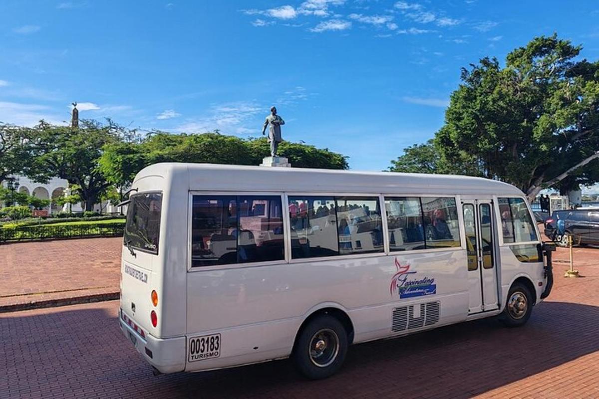 sebuah bas putih diletakkan di sebatang jalan