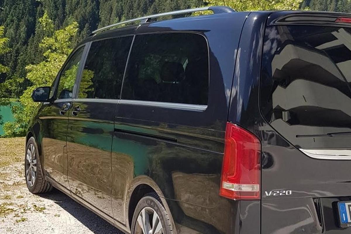 czarny van zaparkowany na poboczu drogi