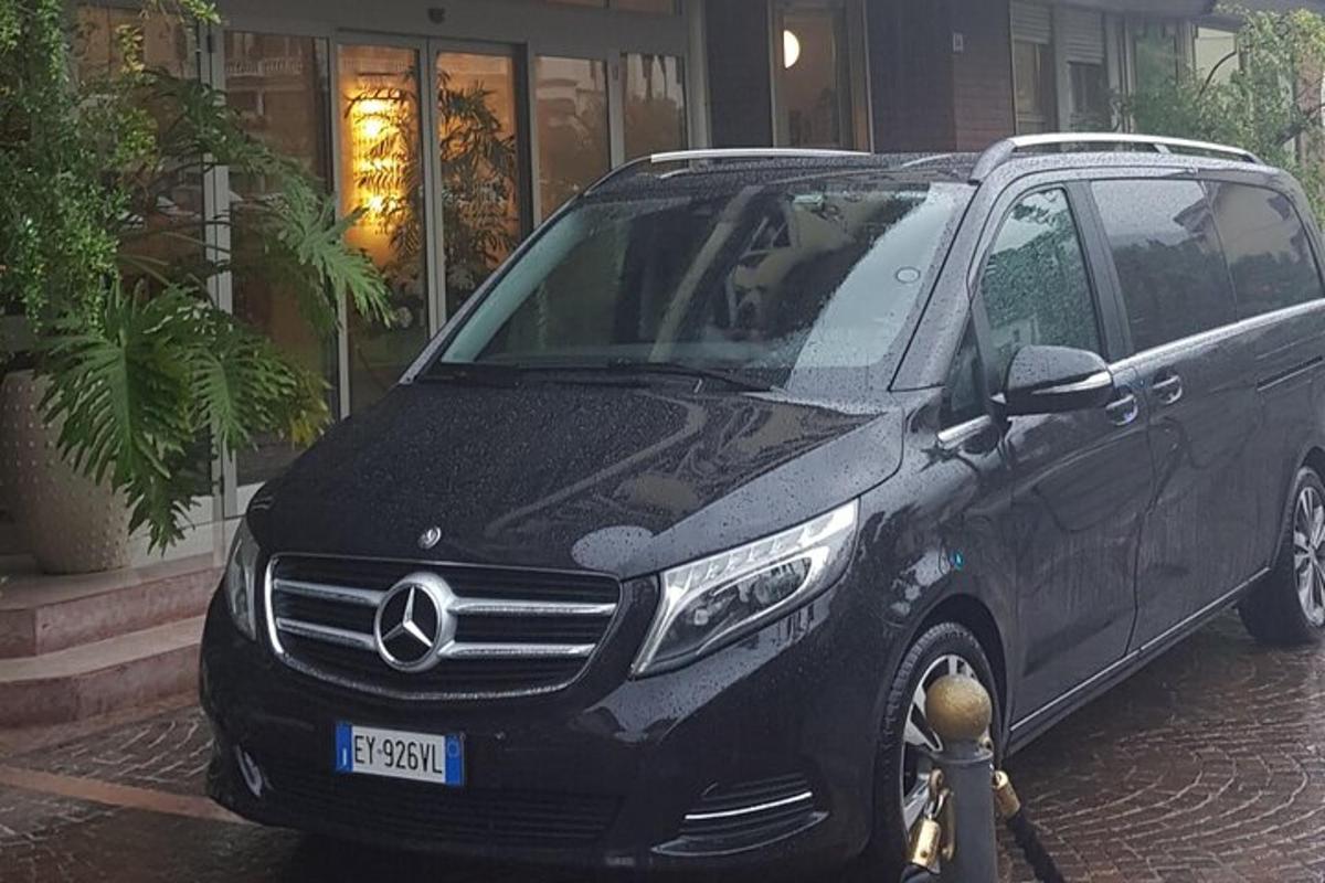 čierne auto zaparkované na parkovisku