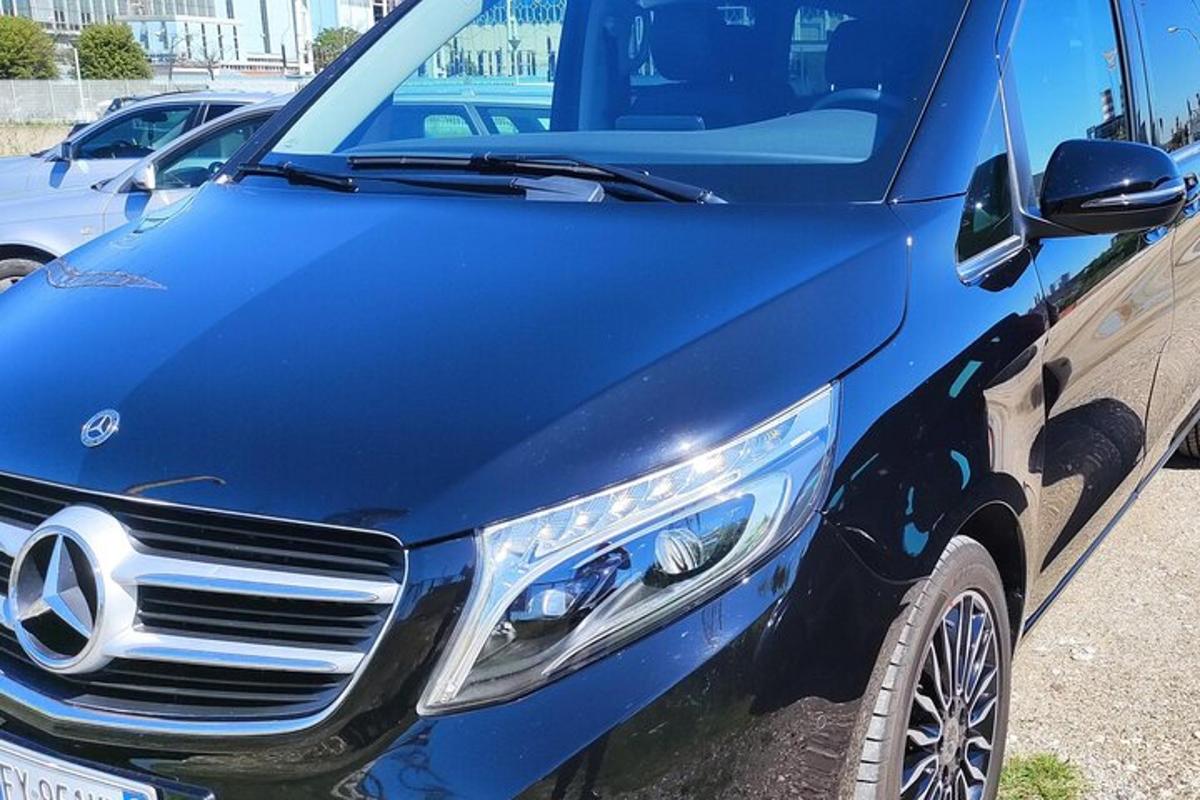 un SUV blu parcheggiato in un parcheggio