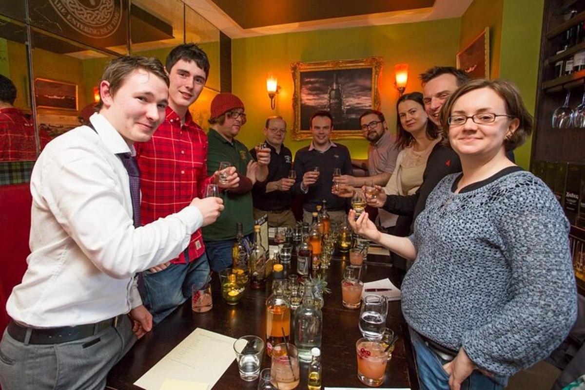skupina lidí stojících kolem stolu s vinnými sklenicemi