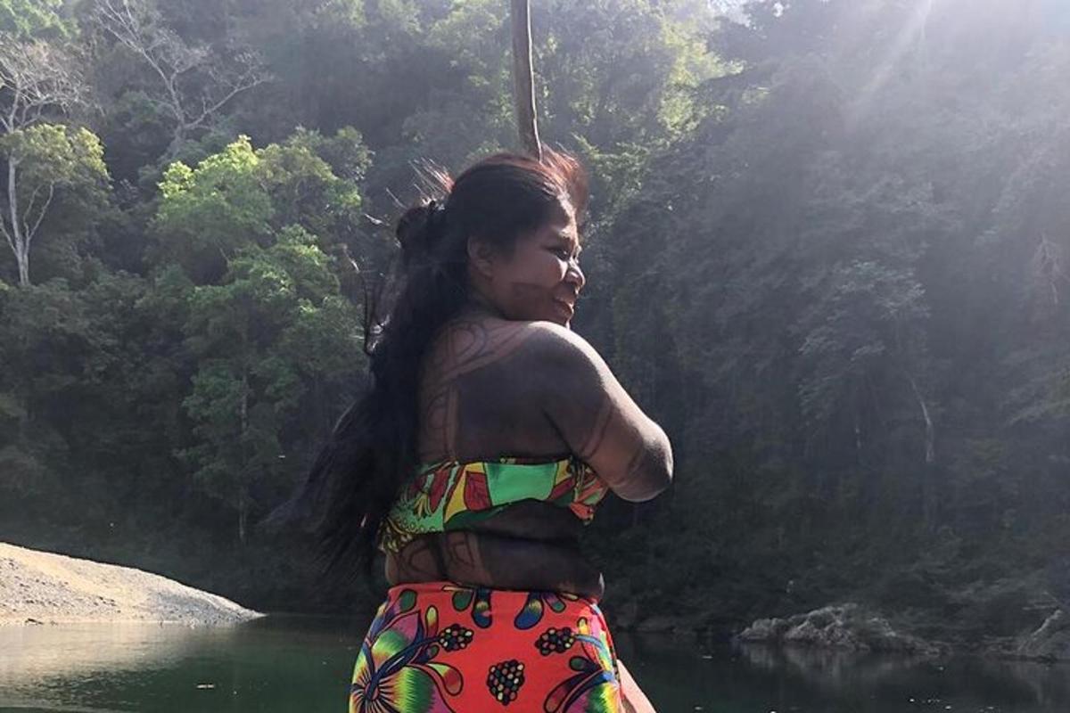 una mujer parada frente a un cuerpo de agua