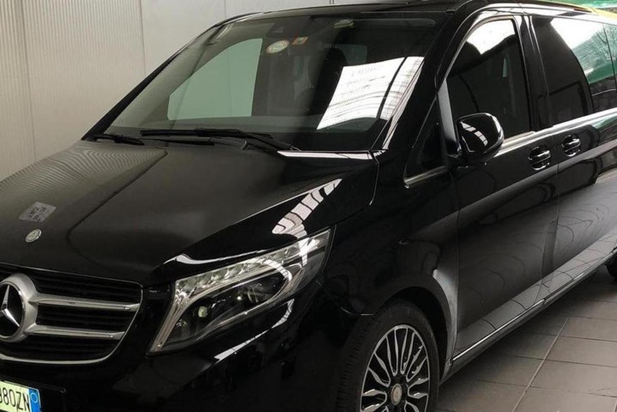 černé auto je zaparkované v garáži