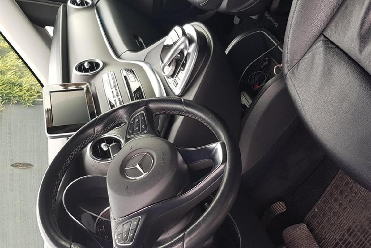 ein Lenkrad im Fond eines Autos