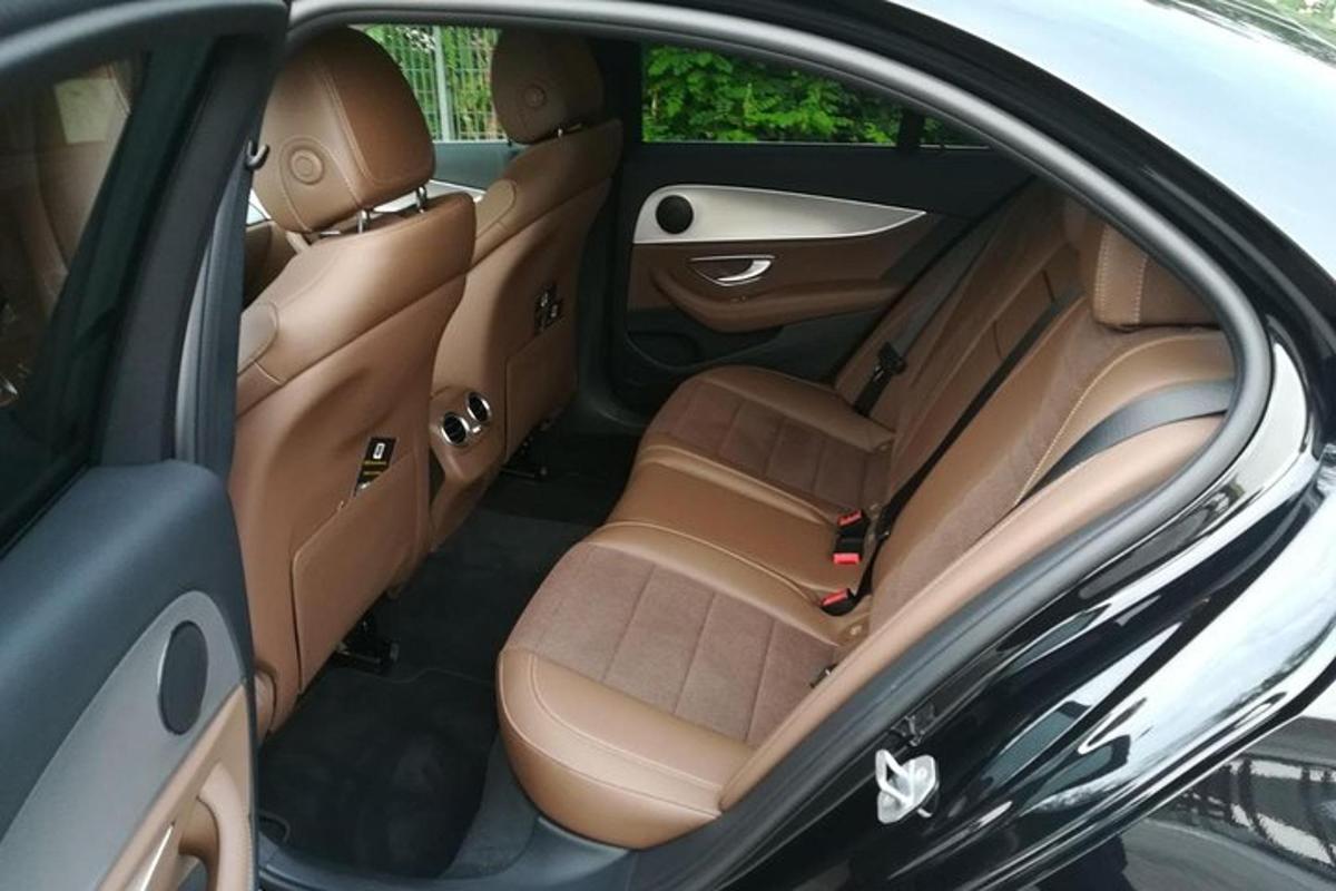 gambar dekat tempat duduk belakang kereta