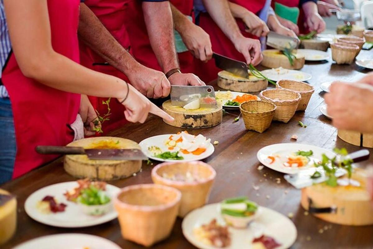 un gruppo di persone in piedi attorno a un tavolo con piatti di cibo