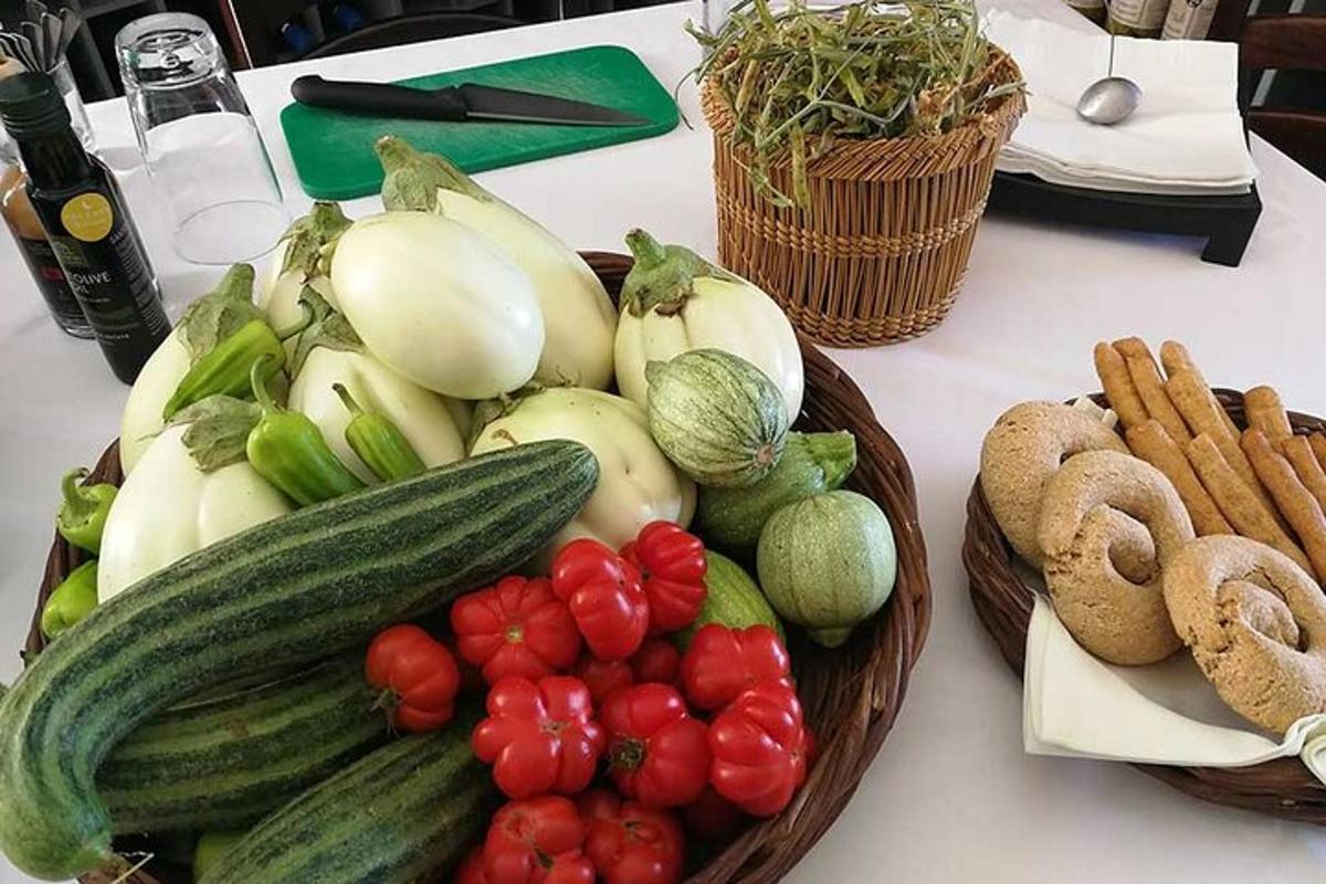 una mesa con dos cestas de frutas y verduras