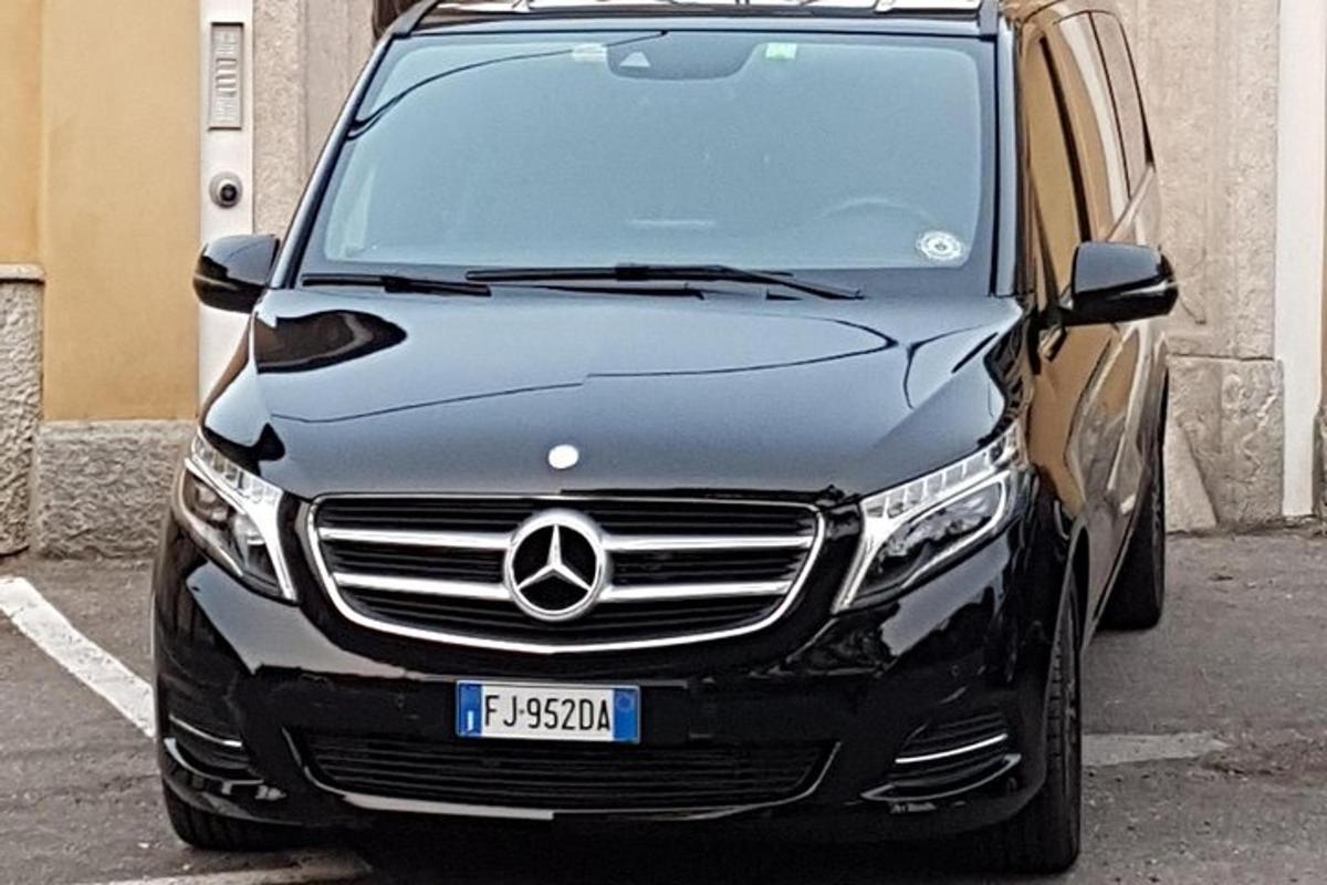 un'auto nera parcheggiata in un parcheggio