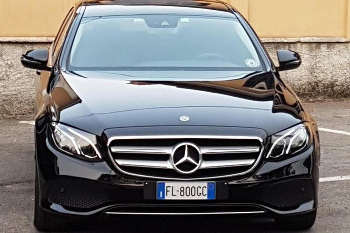 un'auto nera parcheggiata in un parcheggio