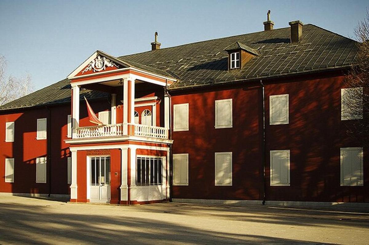 stór rauð múrsteinsbygging með svölum