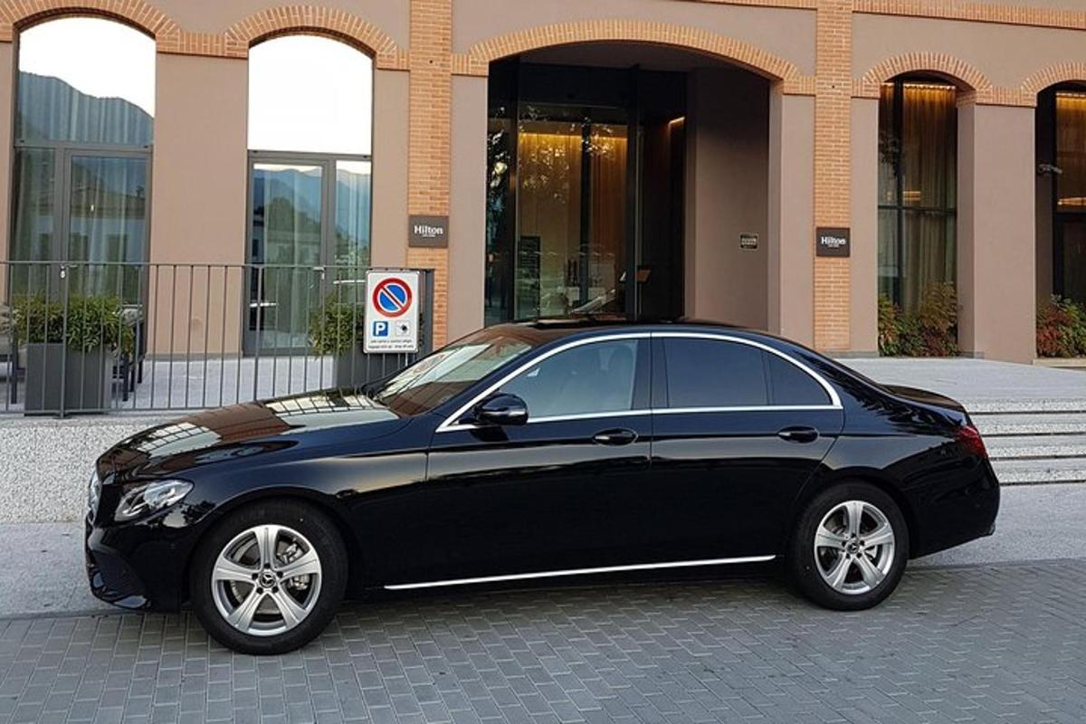 Un coche negro aparcado delante de un edificio