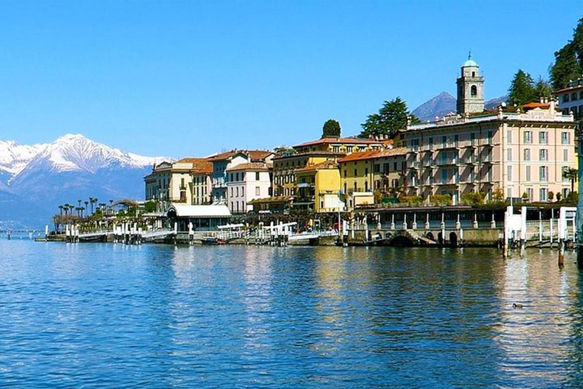 un gruppo di edifici sulla riva di uno specchio d'acqua