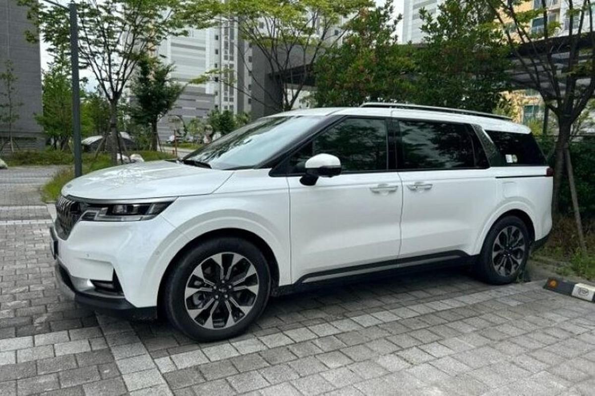 biele SUV zaparkované na parkovisku