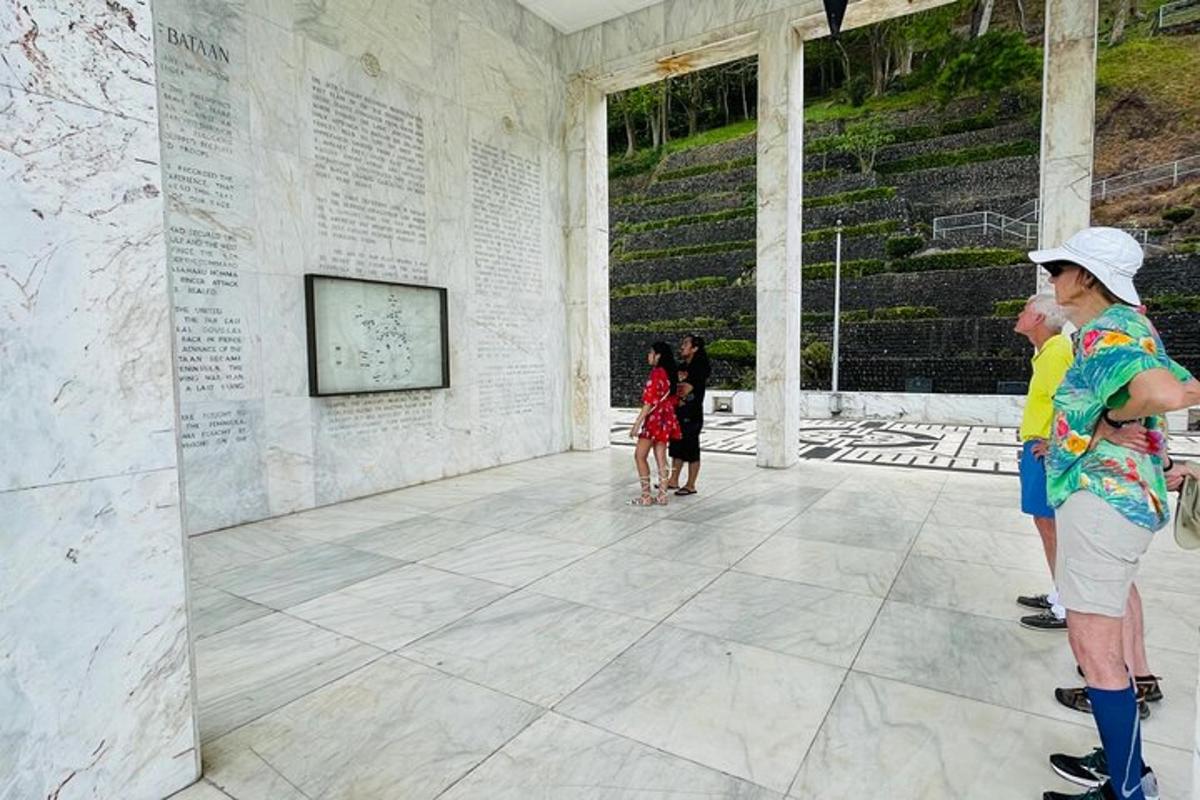 un gruppo di persone in piedi all'interno di un museo
