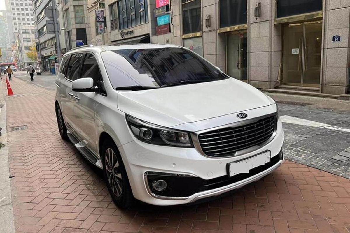 bílé auto zaparkované na kraji ulice