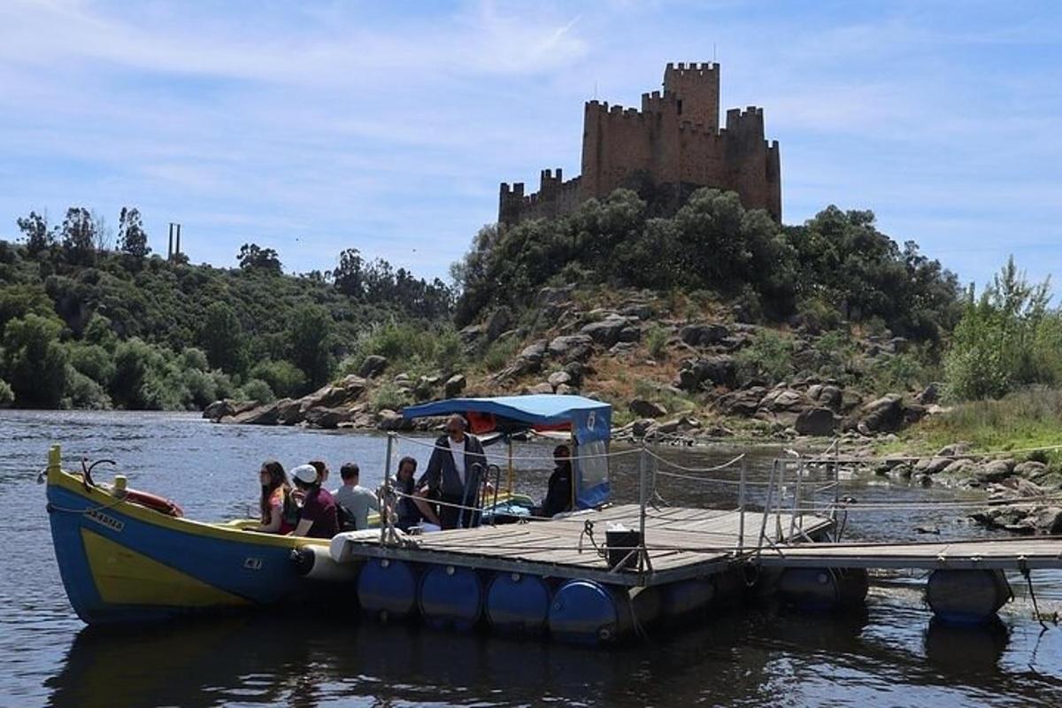 um grupo de pessoas em um barco na água