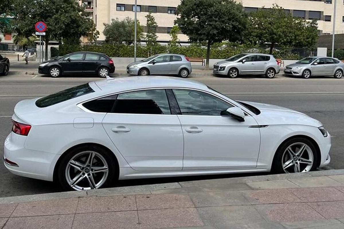 bílé auto zaparkované na kraji ulice